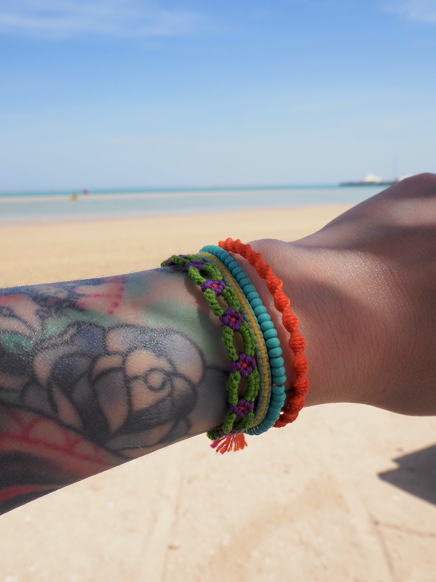 Armband FLOWER POWER mit Blumen - verschiedene Farben - Knotwork orange