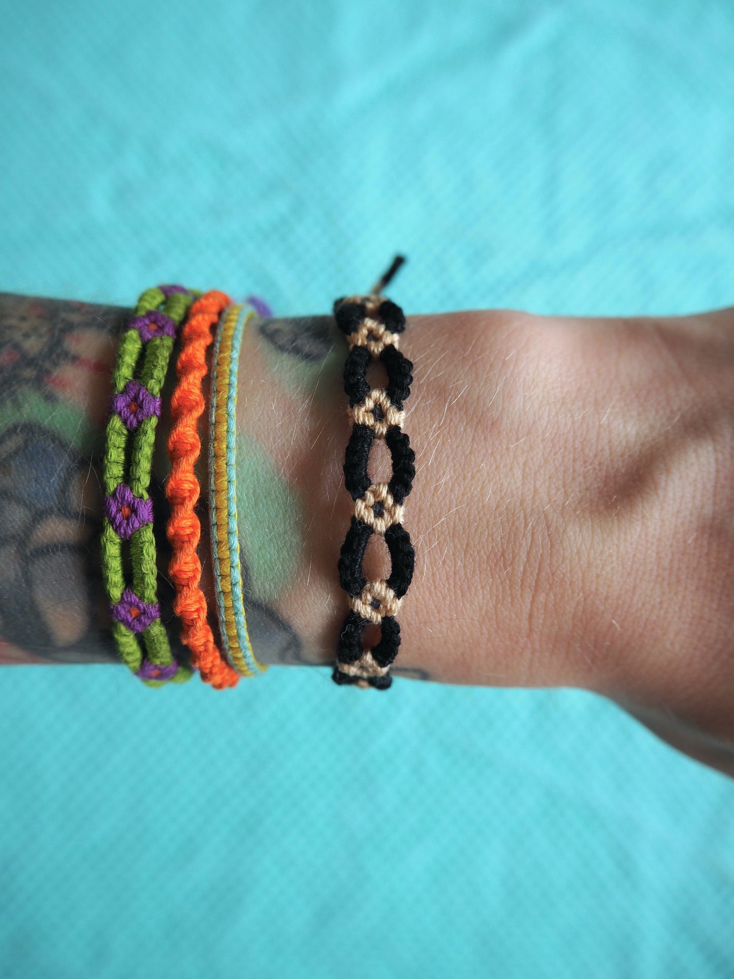 Armband FLOWER POWER mit Blumen - verschiedene Farben - Knotwork orange