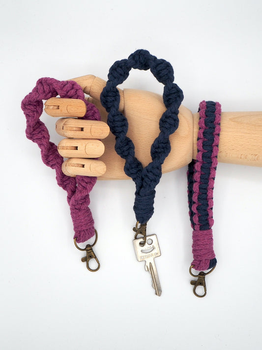 Macramé Schlüsselanhänger - dunkelblau & violett
