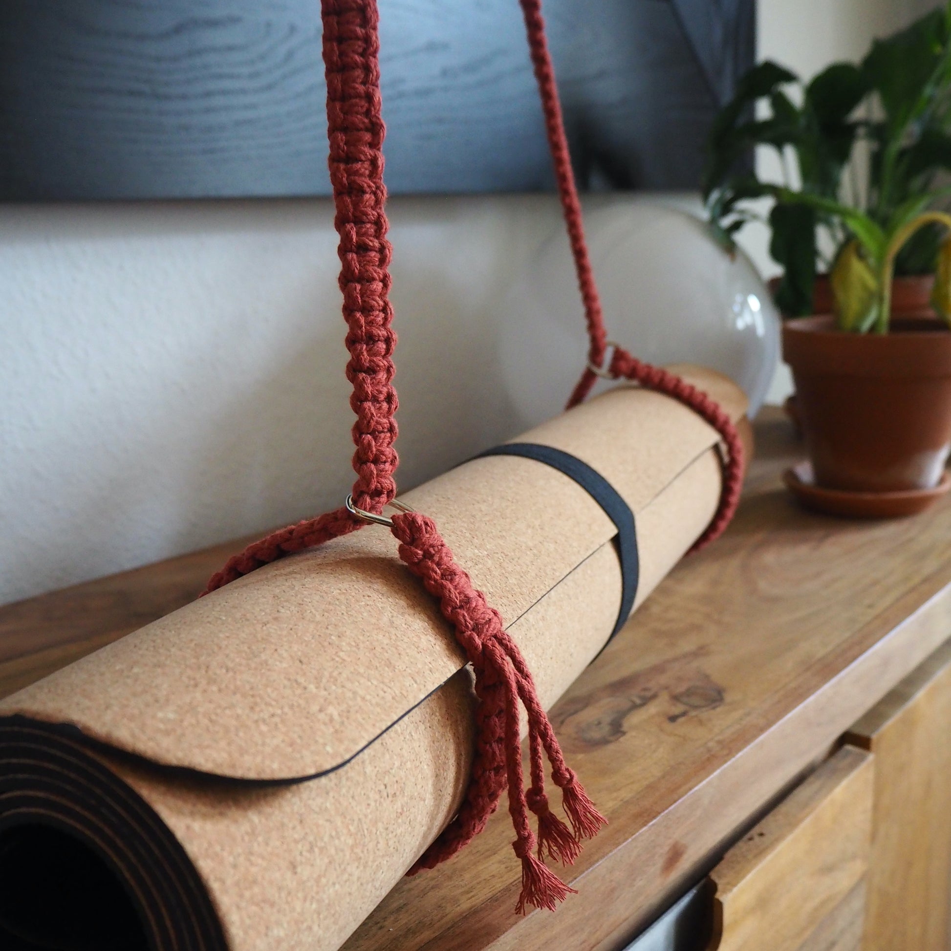 Macramé strap for yoga mat – Knotwork orange