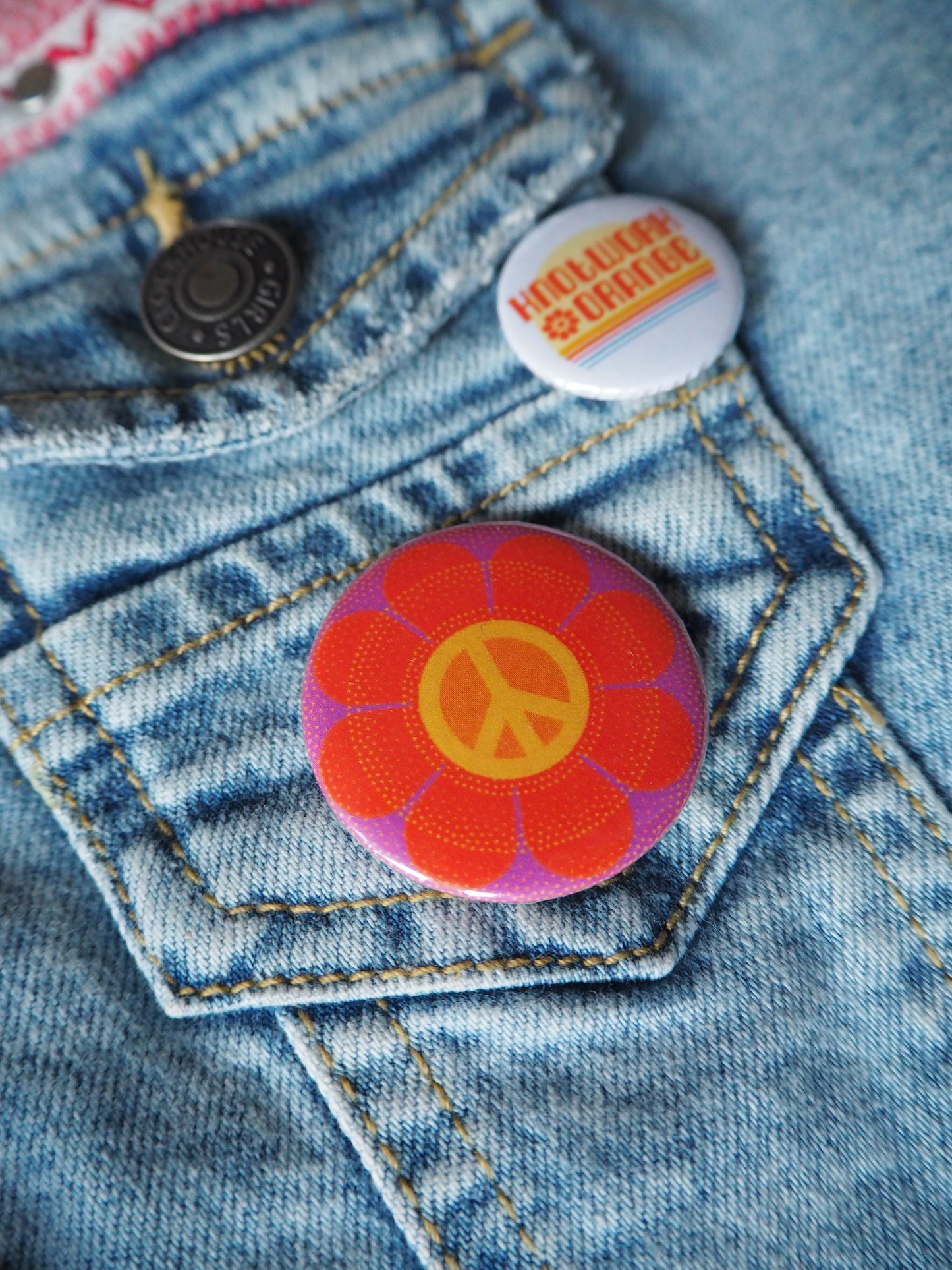 Button PEACE ☮︎ rot/lila/gelb - Knotwork orange