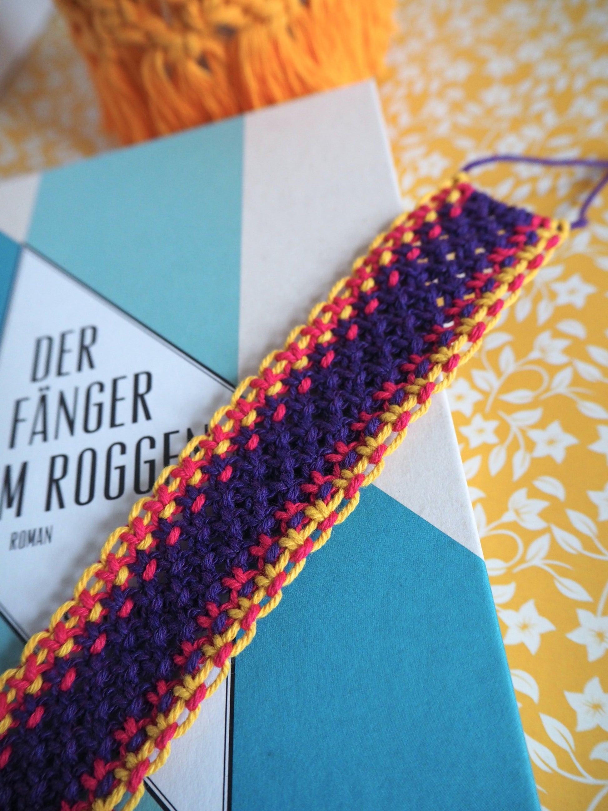 Lesezeichen HAIR - violett & gelb - Knotwork orange